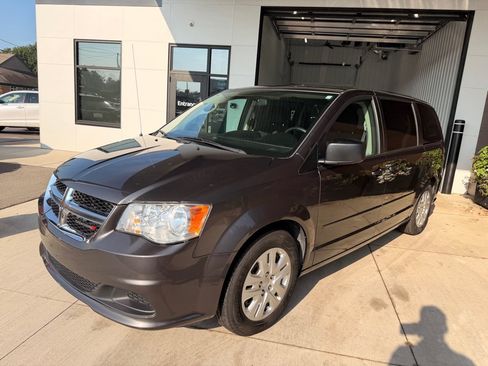 Used 2017 Dodge Grand Caravan SE FWD image 3