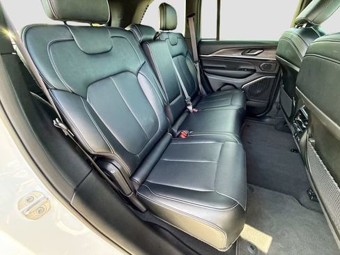 Used 2025 Jeep Grand Cherokee Overland AWD/4WD image 30