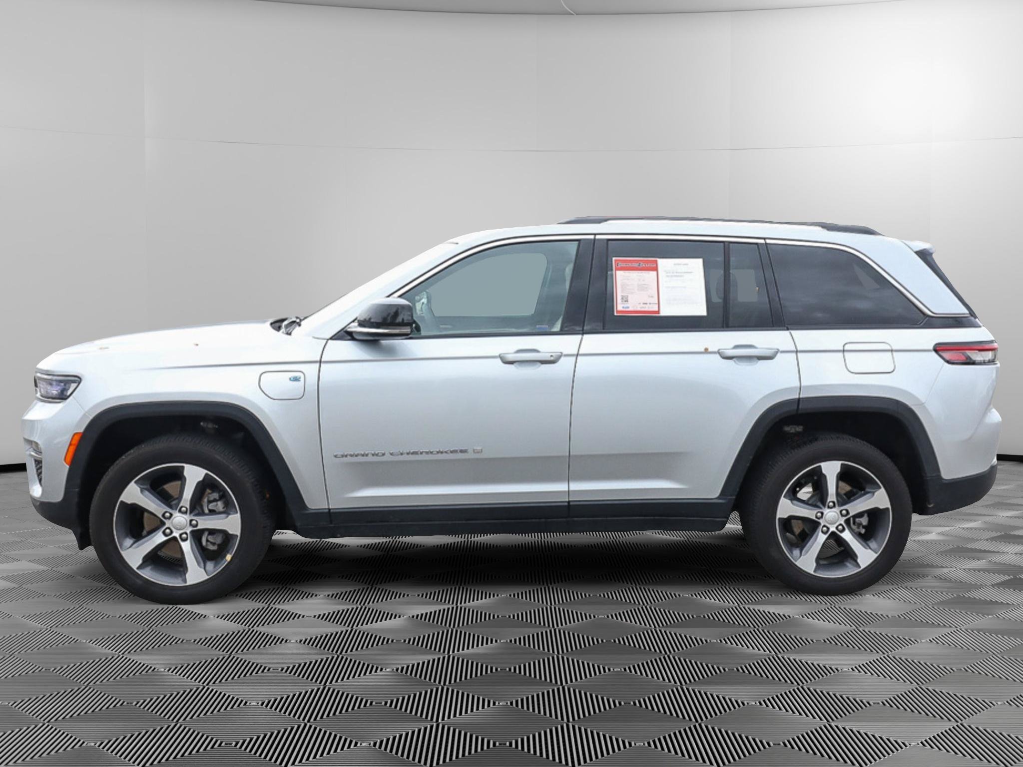 Used 2023 Jeep Grand Cherokee 4WD 4xe image 3