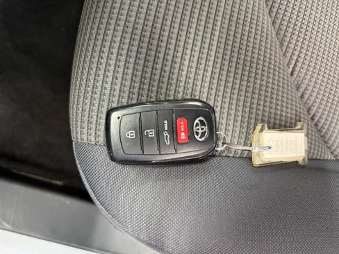 Used 2025 Toyota Highlander LE image 22