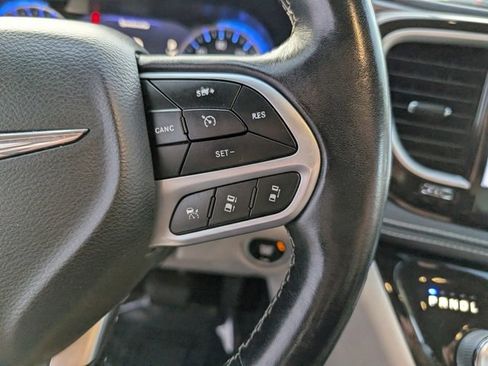 Used 2021 Chrysler Pacifica Touring-L image 11