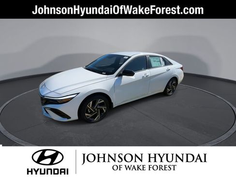 Certified 2025 Hyundai Elantra SEL image 4