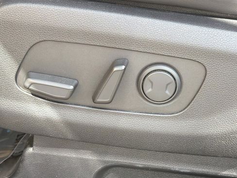 Used 2023 Kia Carnival LX image 25