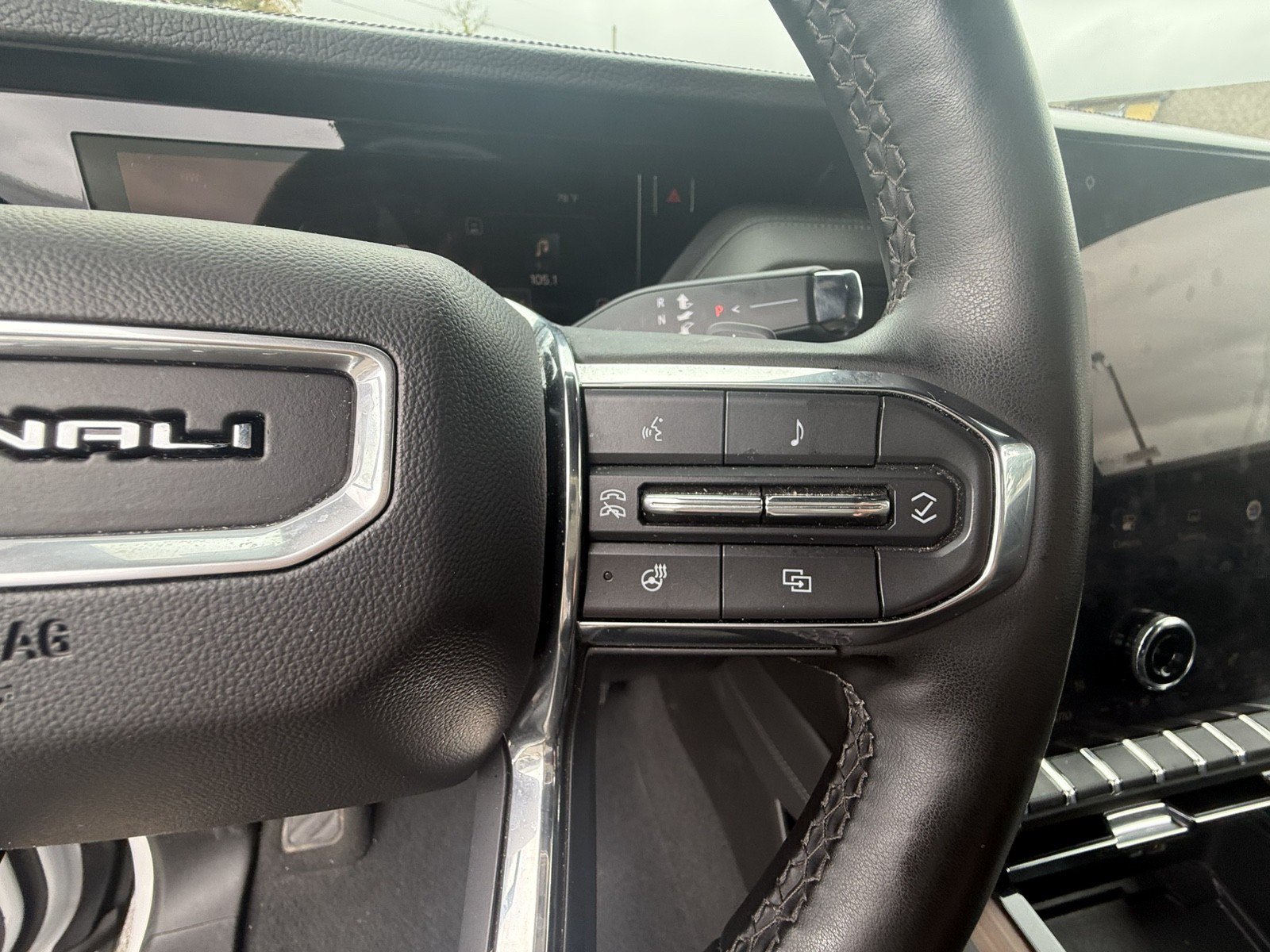Used 2025 GMC Yukon XL Denali AWD/4WD image 16