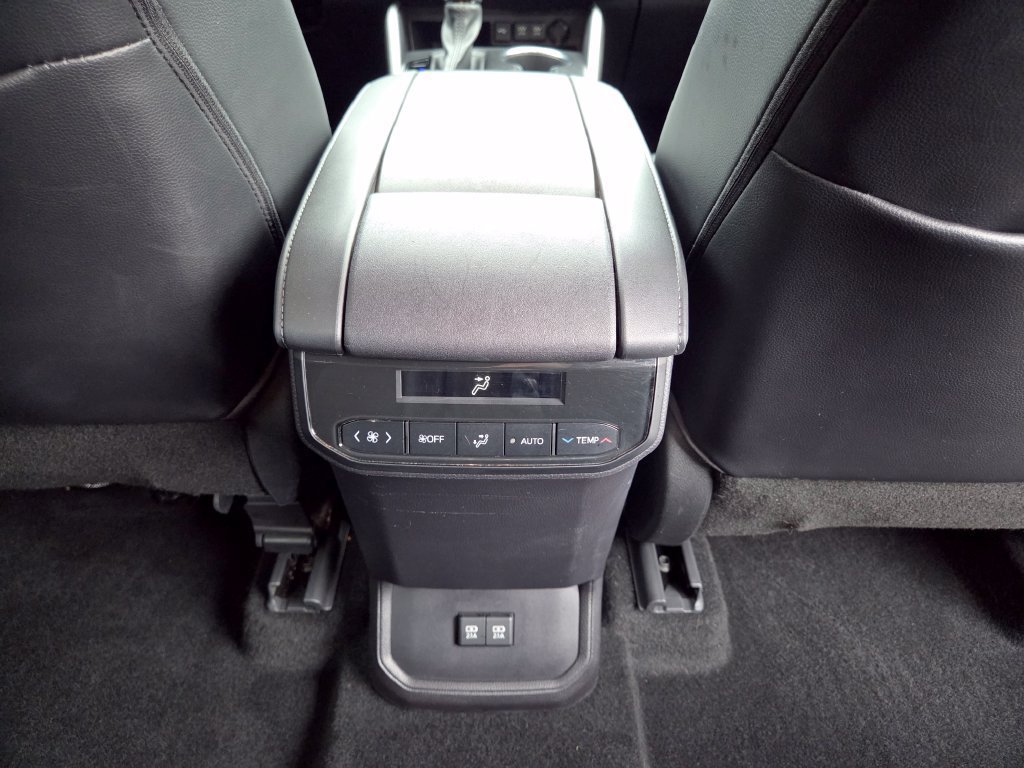 Used 2021 Toyota Highlander XLE AWD/4WD image 30