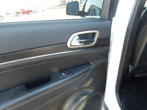 Used 2015 Jeep Grand Cherokee Limited w/ Luxury Group II image 6