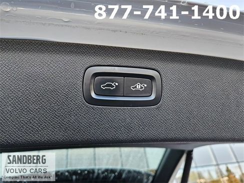 Used 2017 Volvo XC90 T5 Momentum w/ Vision Package image 11