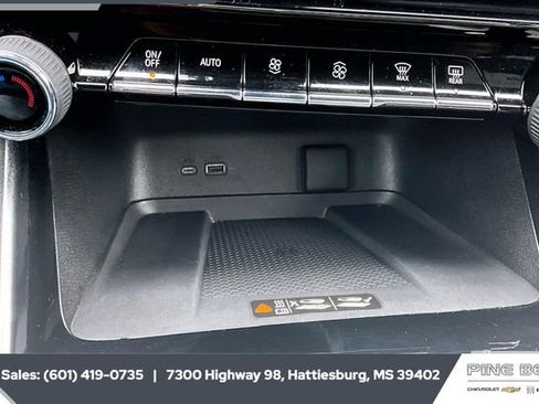 Used 2024 Chevrolet Traverse LT image 23