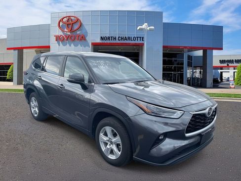 Used 2024 Toyota Highlander LE image 1