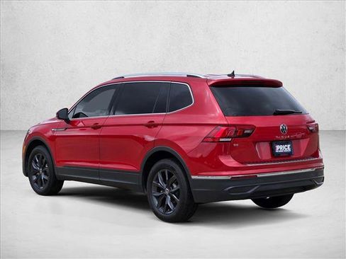 Used 2024 Volkswagen Tiguan SE w/ Panoramic Sunroof Package FWD image 7