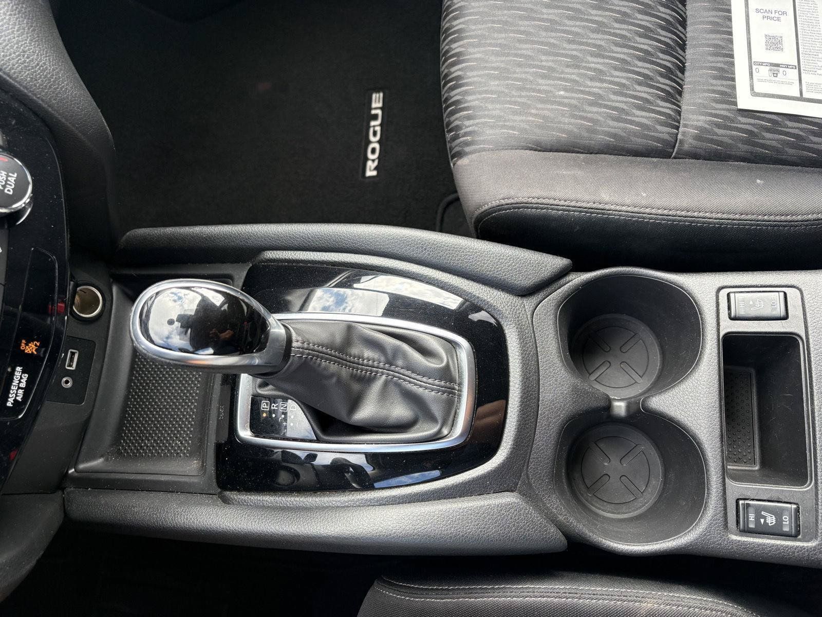 Used 2020 Nissan Rogue SV FWD image 12