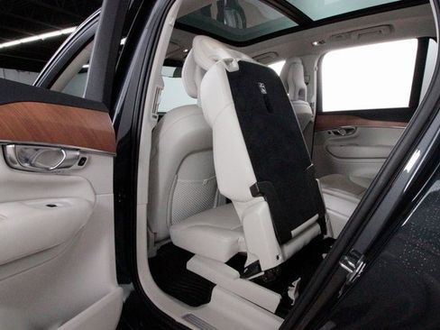 Certified 2022 Volvo XC90 T6 Momentum image 27