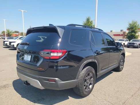 Certified 2025 Honda Pilot TrailSport image 3