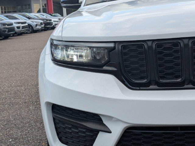 Used 2025 Jeep Grand Cherokee Altitude AWD/4WD image 10