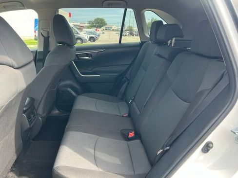 Used 2025 Toyota RAV4 XLE FWD image 31