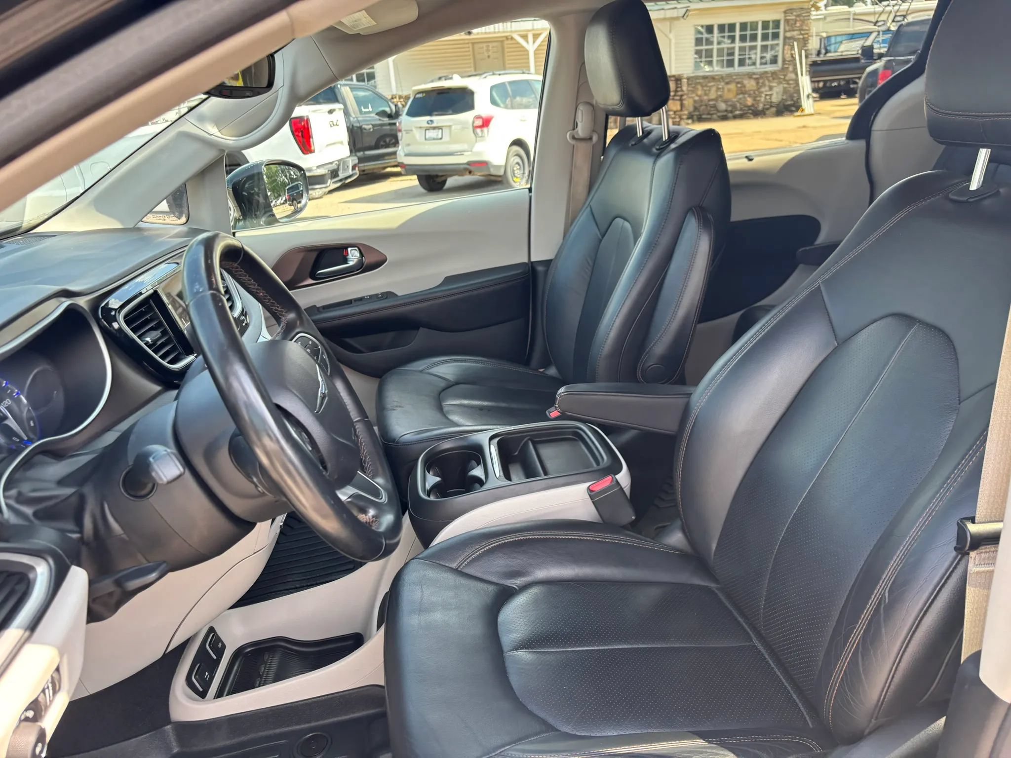Used 2018 Chrysler Pacifica Touring-L FWD image 12