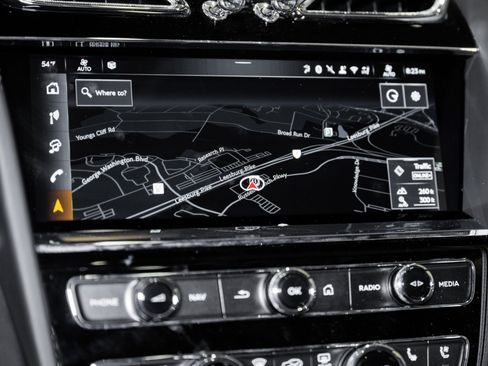 Used 2025 Bentley Bentayga image 38