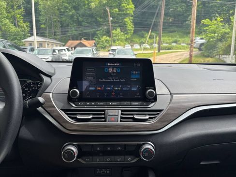 Used 2025 Nissan Altima 2.5 SV FWD image 17