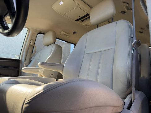 Used 2013 Chrysler Town & Country Touring image 13