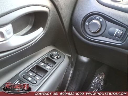 Used 2023 Jeep Renegade Latitude AWD/4WD image 26