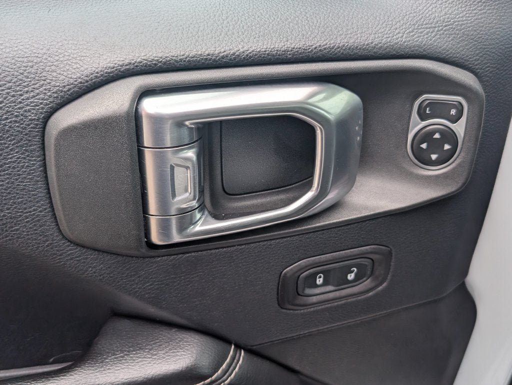 Used 2018 Jeep Wrangler Unlimited Sahara AWD/4WD image 11