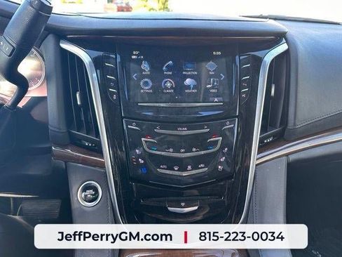 Used 2020 Cadillac Escalade Premium Luxury AWD/4WD image 16