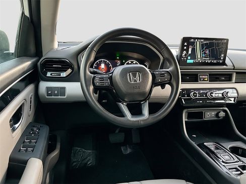 Used 2024 Honda Pilot Touring image 23