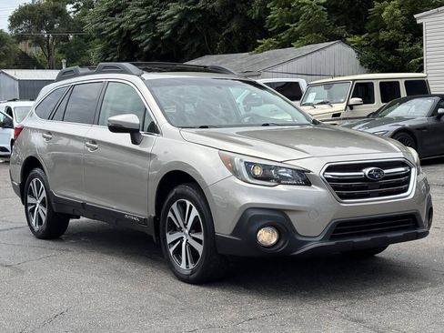 Used 2018 Subaru Outback 2.5i Limited w/ Popular Package #2 AWD/4WD image 2