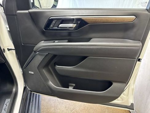 Certified 2025 Chevrolet Suburban High Country AWD/4WD image 33