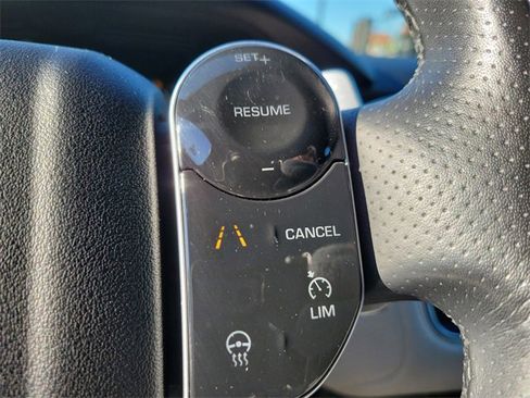 Used 2018 Land Rover Range Rover Velar R-Dynamic SE image 25