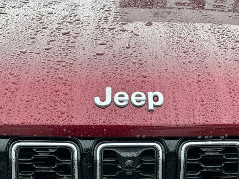 Used 2024 Jeep Grand Cherokee Limited w/ Luxury Tech Group II image 38