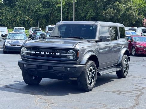 Used 2023 Ford Bronco Outer Banks AWD/4WD image 2