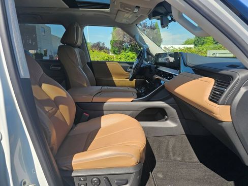 Used 2025 INFINITI QX80 Sensory AWD/4WD image 11