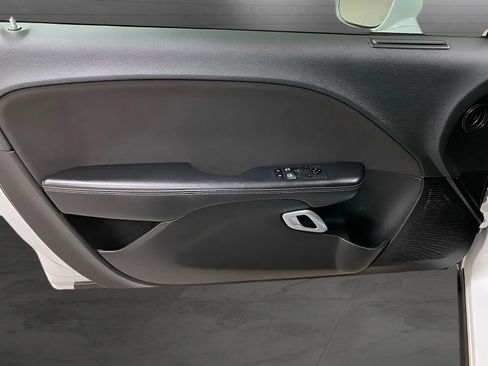 Used 2021 Dodge Challenger SXT RWD image 9