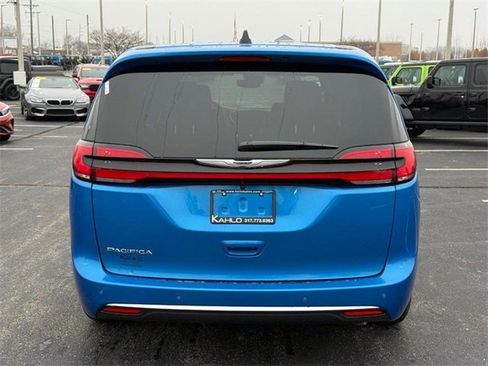 New 2026 Chrysler Pacifica Select image 4