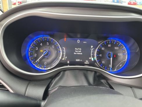 Used 2024 Chrysler Pacifica Touring-L image 18