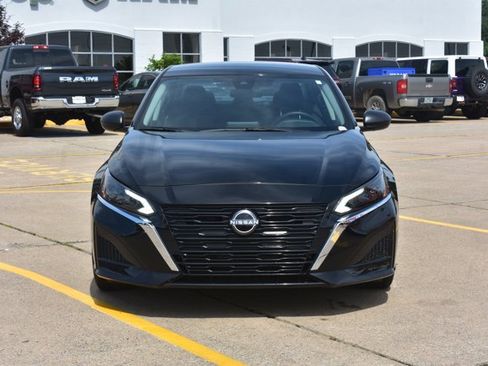 Used 2025 Nissan Altima 2.5 S FWD image 2