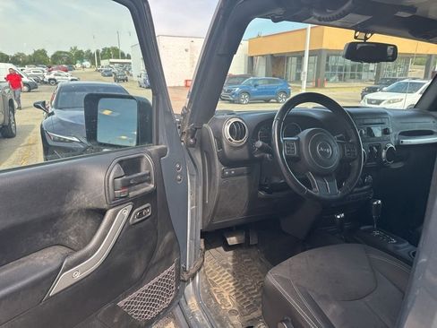 Used 2017 Jeep Wrangler Unlimited Rubicon w/ Connectivity Group AWD/4WD image 17