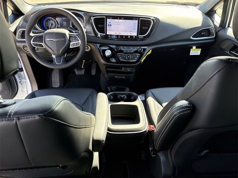 New 2026 Chrysler Voyager LX image 28