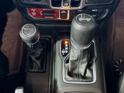 Used 2025 Jeep Wrangler Willys image 23