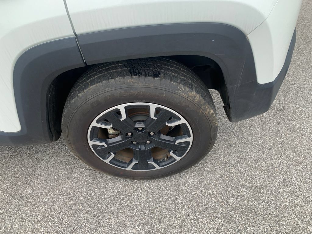 Used 2023 Jeep Renegade Latitude AWD/4WD image 4