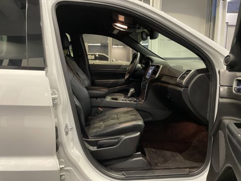 Used 2018 Jeep Grand Cherokee Laredo image 36