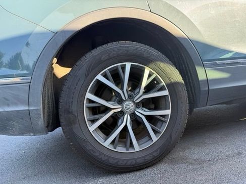Used 2020 Volkswagen Tiguan SE w/ Panoramic Sunroof Package AWD/4WD image 5