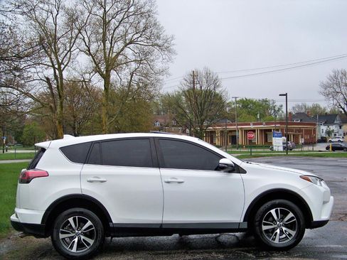 Used 2018 Toyota RAV4 XLE AWD/4WD image 9