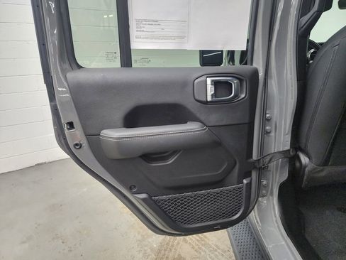 Used 2022 Jeep Wrangler Unlimited Sahara w/ Dual Top Group image 21