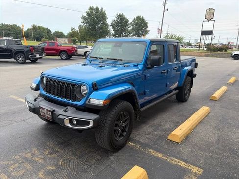 Used 2024 Jeep Gladiator Sport AWD/4WD image 2