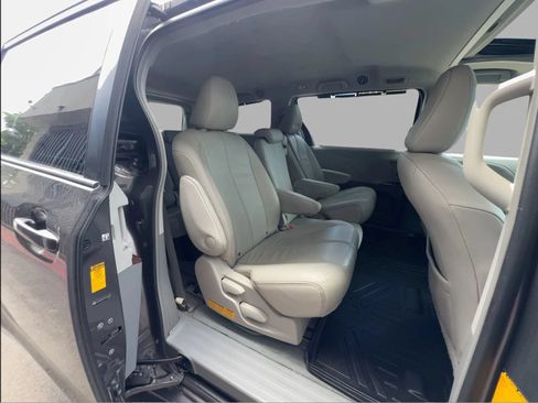 Used 2014 Toyota Sienna XLE FWD image 42