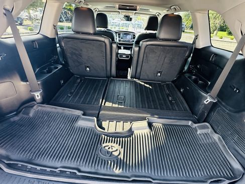 Used 2017 Toyota Highlander XLE AWD/4WD image 9