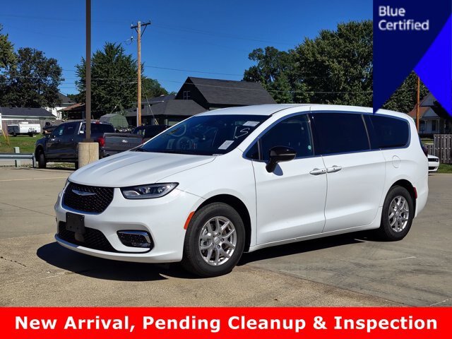 Used 2025 Chrysler Pacifica Select FWD image 1