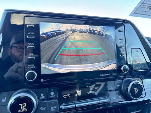 Used 2020 Toyota Highlander XLE image 16